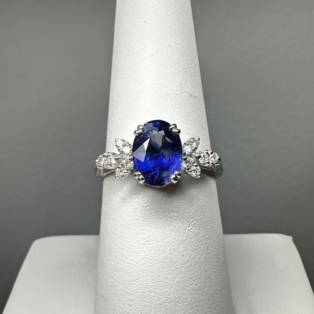 NWOT 1.86ct genuine blue sapphire with .12ctw of diamonds, 18k white gold ring!